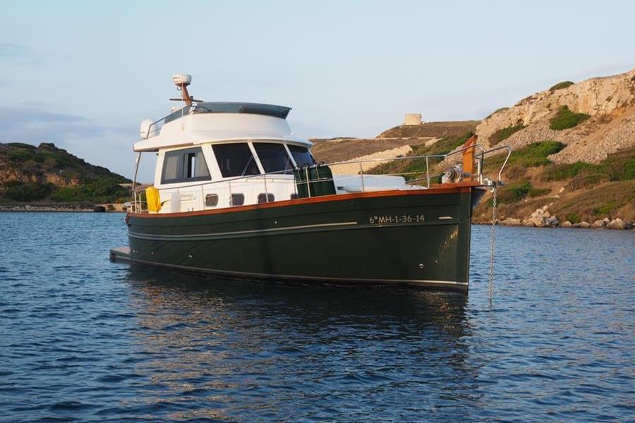 Motorboat: Menorquin Flybridge 145