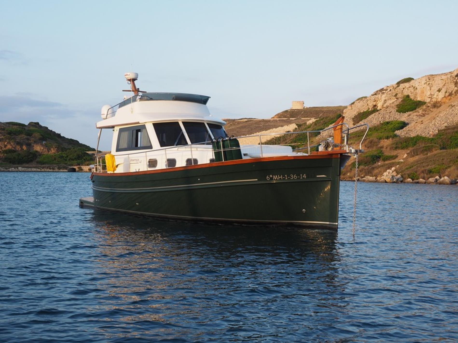 Motorboat: Menorquin Flybridge 145
