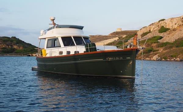 Motorboat: Menorquin Flybridge 145